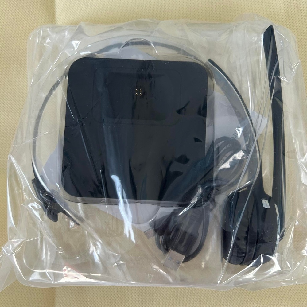 Giveet Bluetooth Headset w/Charging Dock - Picture 11 of 13